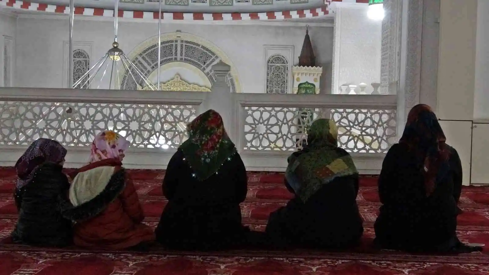 Yüksekovalılar İsveç’te Kur’an-ı Kerim’i yakan Rasmus Paludan’ın çirkin eylemine karşı sabah namazında dualarla tepki gösterdiler