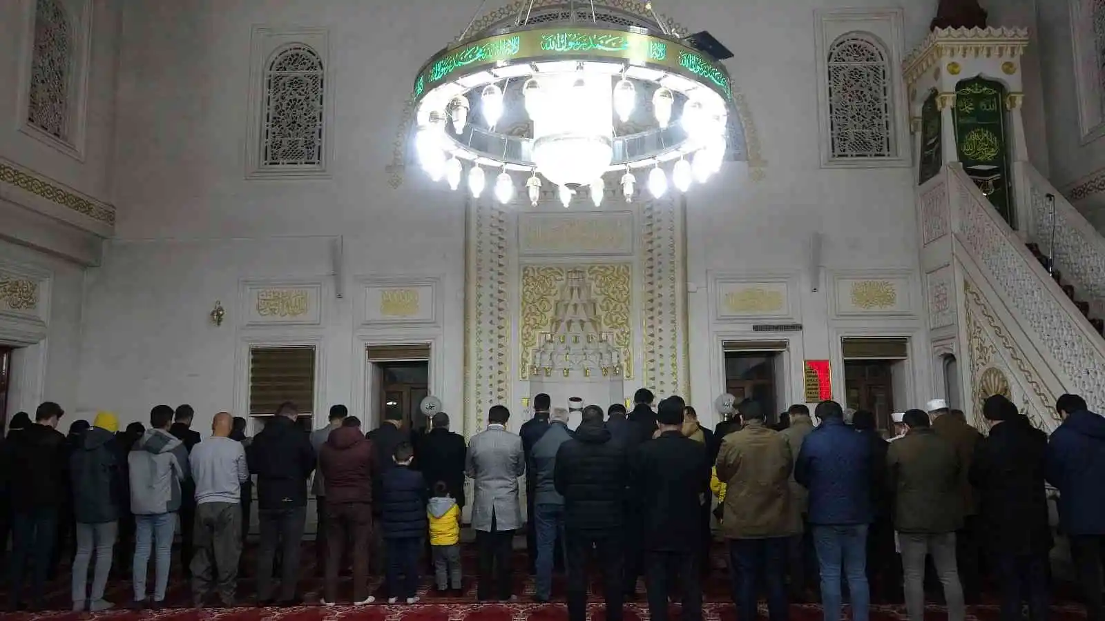 Yüksekovalılar İsveç’te Kur’an-ı Kerim’i yakan Rasmus Paludan’ın çirkin eylemine karşı sabah namazında dualarla tepki gösterdiler
