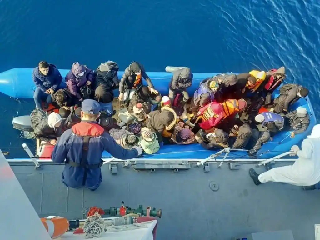 Yunan unsurlarınca ölüme terk edilen 34 kaçak göçmen kurtarıldı
