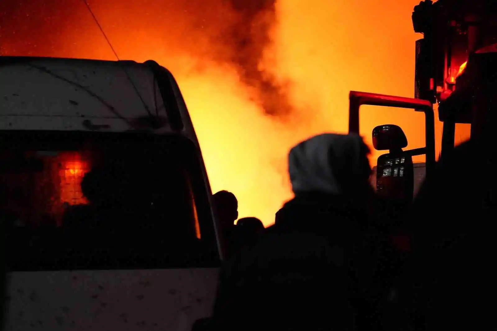 Zeytinburnu'nda doğalgaz borusu patladı: 4 araç yandı
