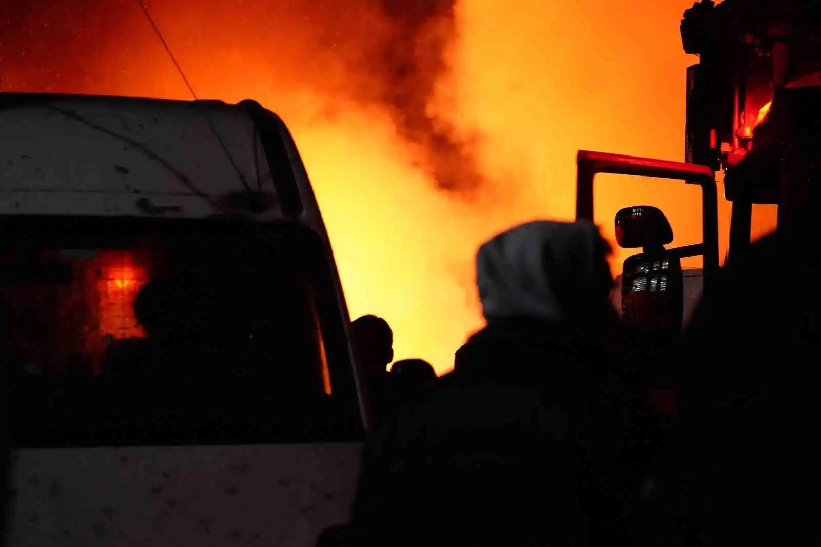 Zeytinburnu'nda doğalgaz borusu patladı: 4 araç yandı