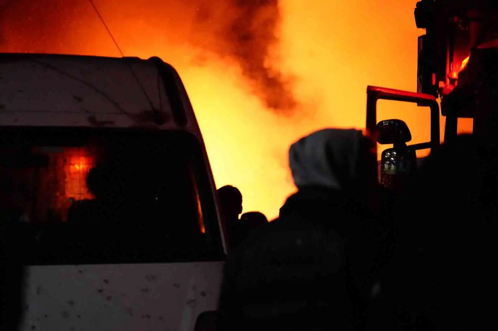 Zeytinburnu’nda doğalgaz borusu patladı: 4 araç yandı