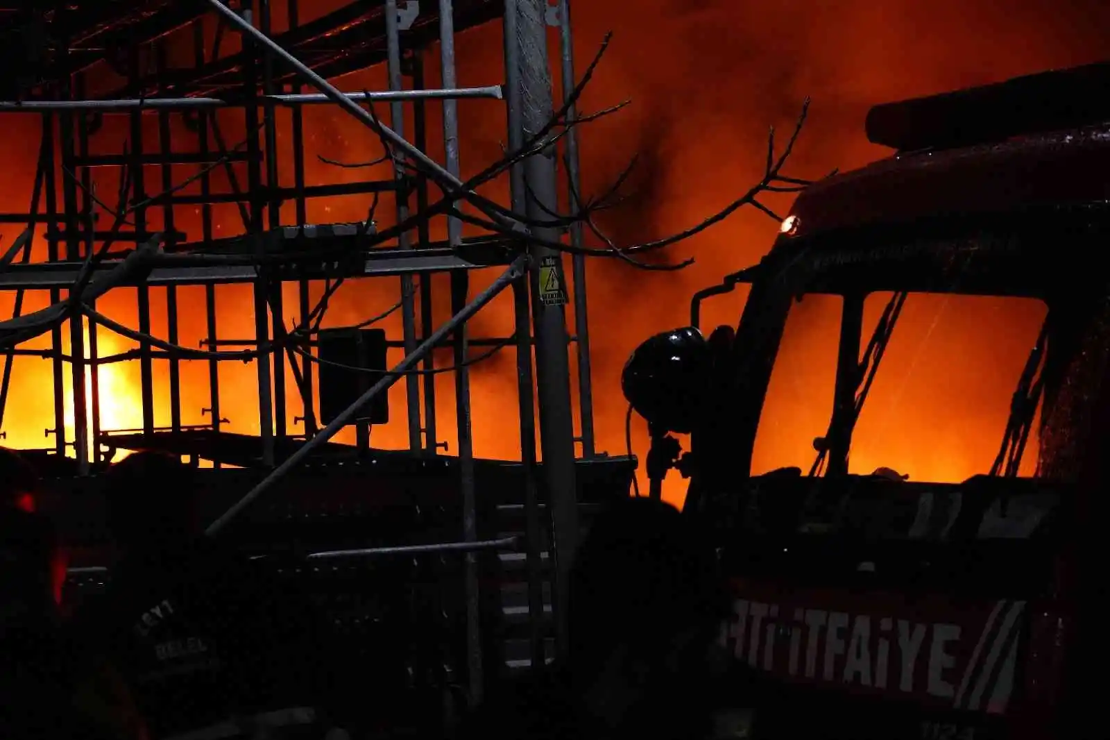 Zeytinburnu’nda doğalgaz borusu patladı: 4 araç yandı