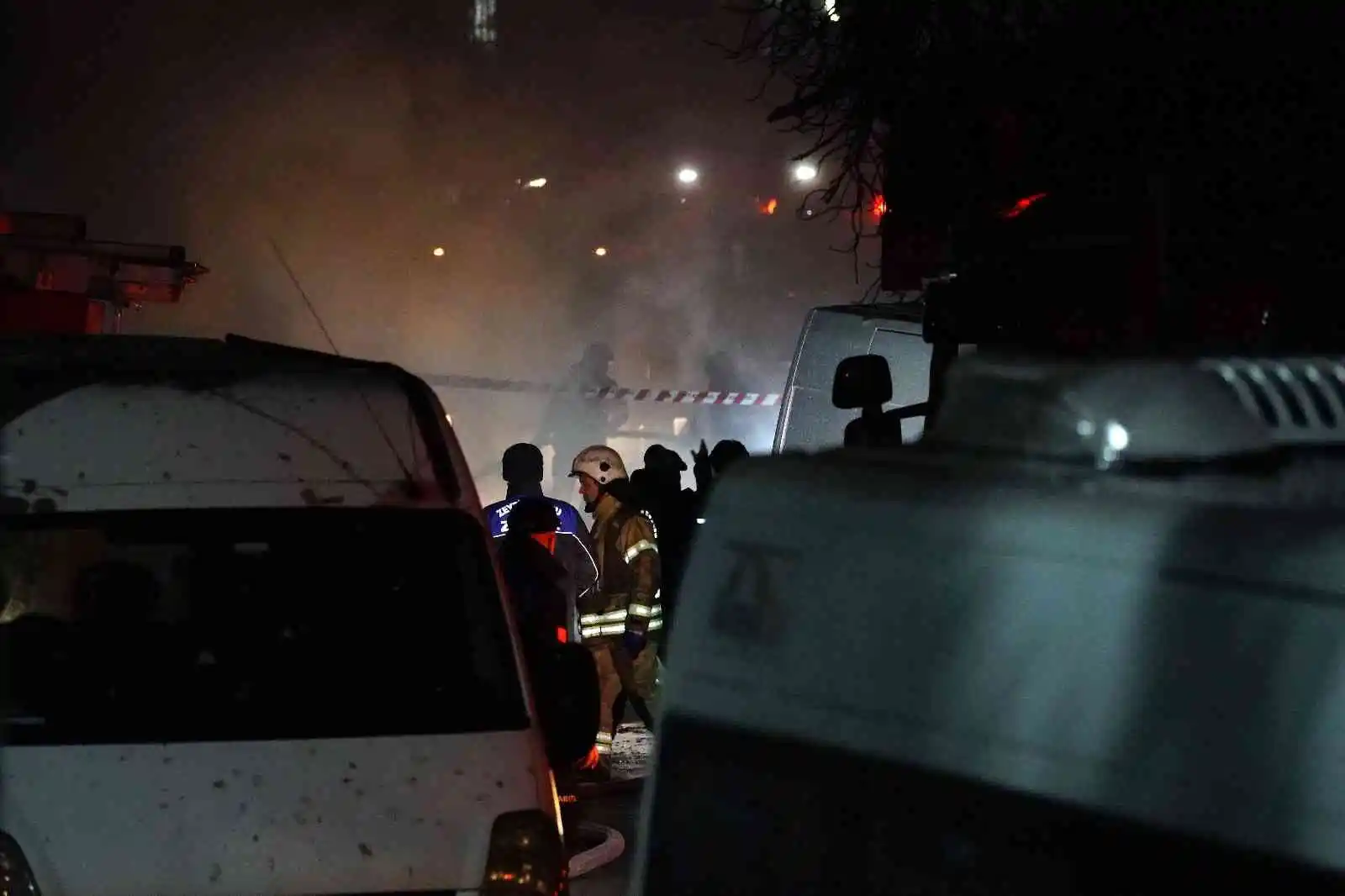 Zeytinburnu’nda doğalgaz borusu patladı: 4 araç yandı
