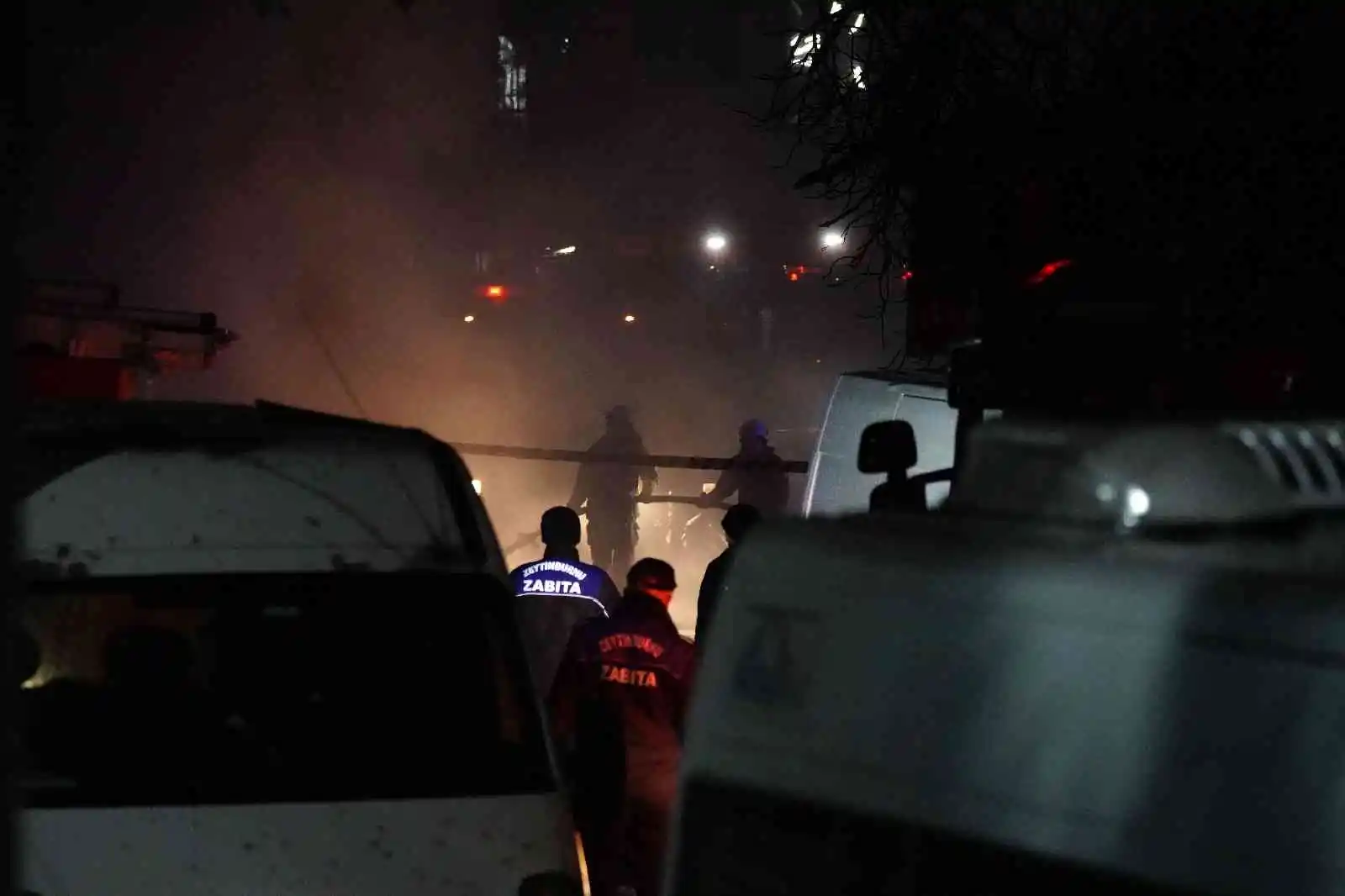 Zeytinburnu’nda doğalgaz borusu patladı: 4 araç yandı