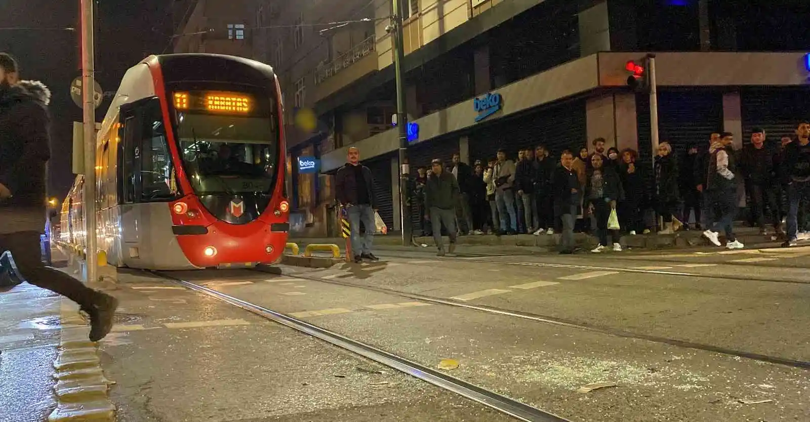 Zeytinburnu’nda tramvay ile otomobil çarpıştı: 1 kişi yaralandı, seferler durdu