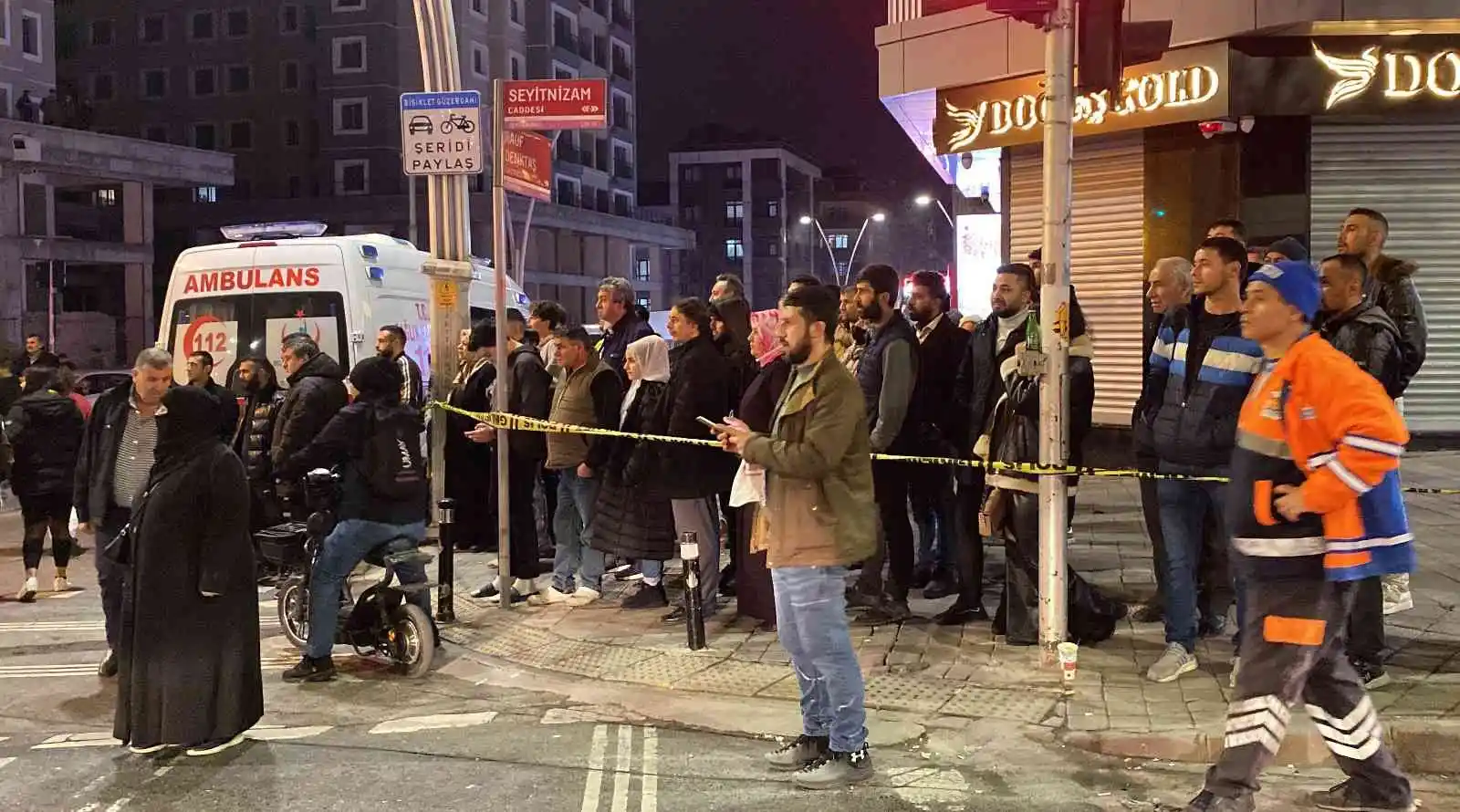Zeytinburnu’nda tramvay ile otomobil çarpıştı: 1 kişi yaralandı, seferler durdu