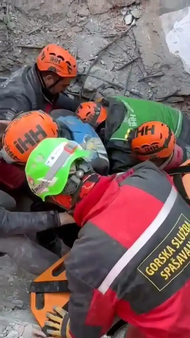 103 saat sonra gelen umut: Hatay'da 6 kişi enkazdan sağ çıkarıldı