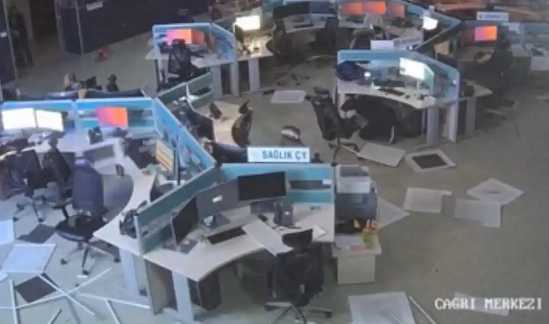 112 Acil Çağrı Merkezi, deprem anında böyle görevine devam etti: o anlar kamerada
