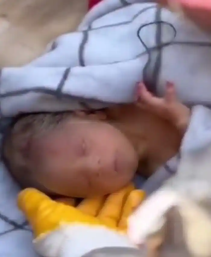 20 günlük bebek avucunda annesinin saçları ile enkazdan çıkarıldı