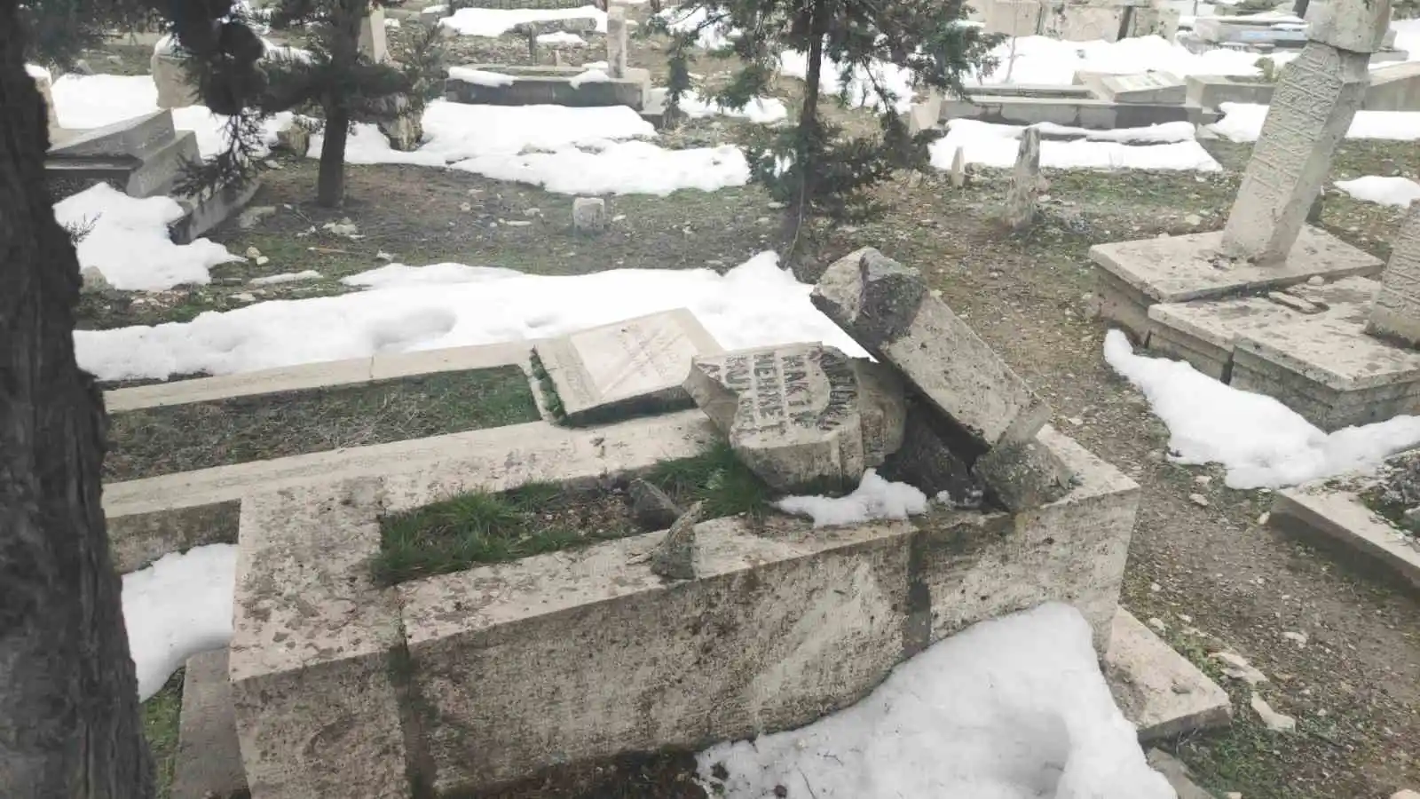 250 yıllık tarihi mezarlığı da deprem vurdu