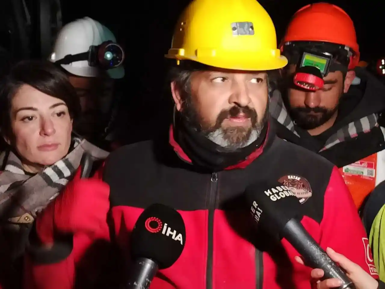 261 saat sonra enkazdan ekipleri alkışlayarak çıktı