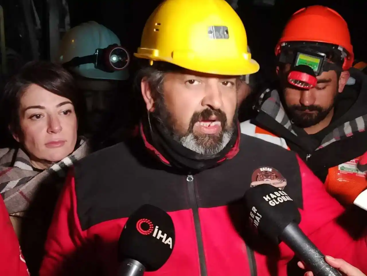 261 saat sonra enkazdan ekipleri alkışlayarak çıktı