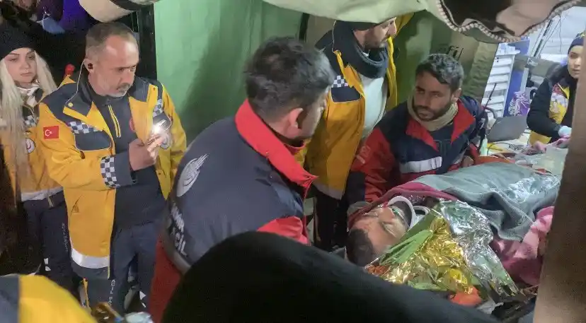 278'inci saatte enkazdan çıkartılan Hakan, sahra hastanesinde tedavisinin ardından üniversite hastanesine sevk edildi