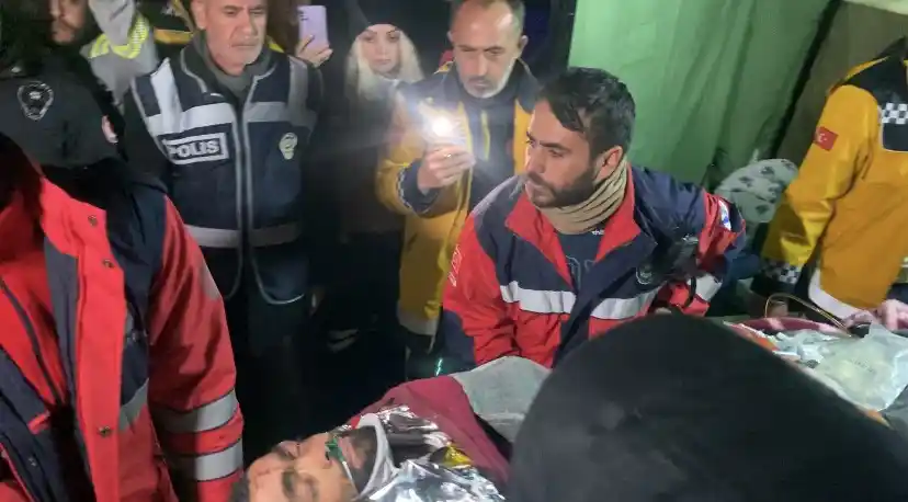 278’inci saatte enkazdan çıkartılan Hakan, sahra hastanesinde tedavisinin ardından üniversite hastanesine sevk edildi