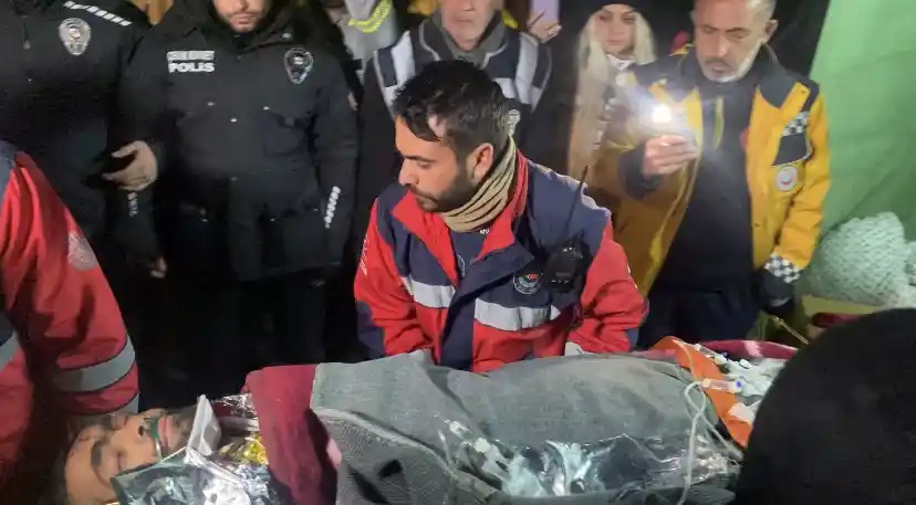 278’inci saatte enkazdan çıkartılan Hakan, sahra hastanesinde tedavisinin ardından üniversite hastanesine sevk edildi