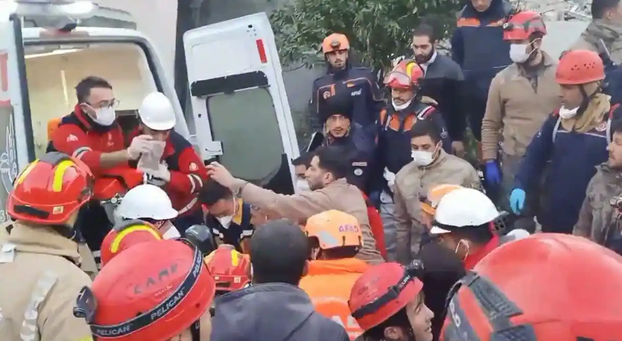 278’inci saatte enkazdan çıkartılan Hakan, sahra hastanesinde tedavisinin ardından üniversite hastanesine sevk edildi