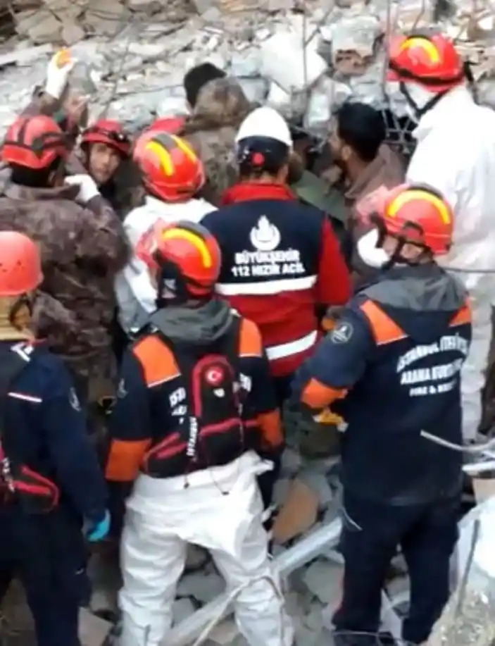 278’inci saatte enkazdan çıkartılan Hakan, sahra hastanesinde tedavisinin ardından üniversite hastanesine sevk edildi
