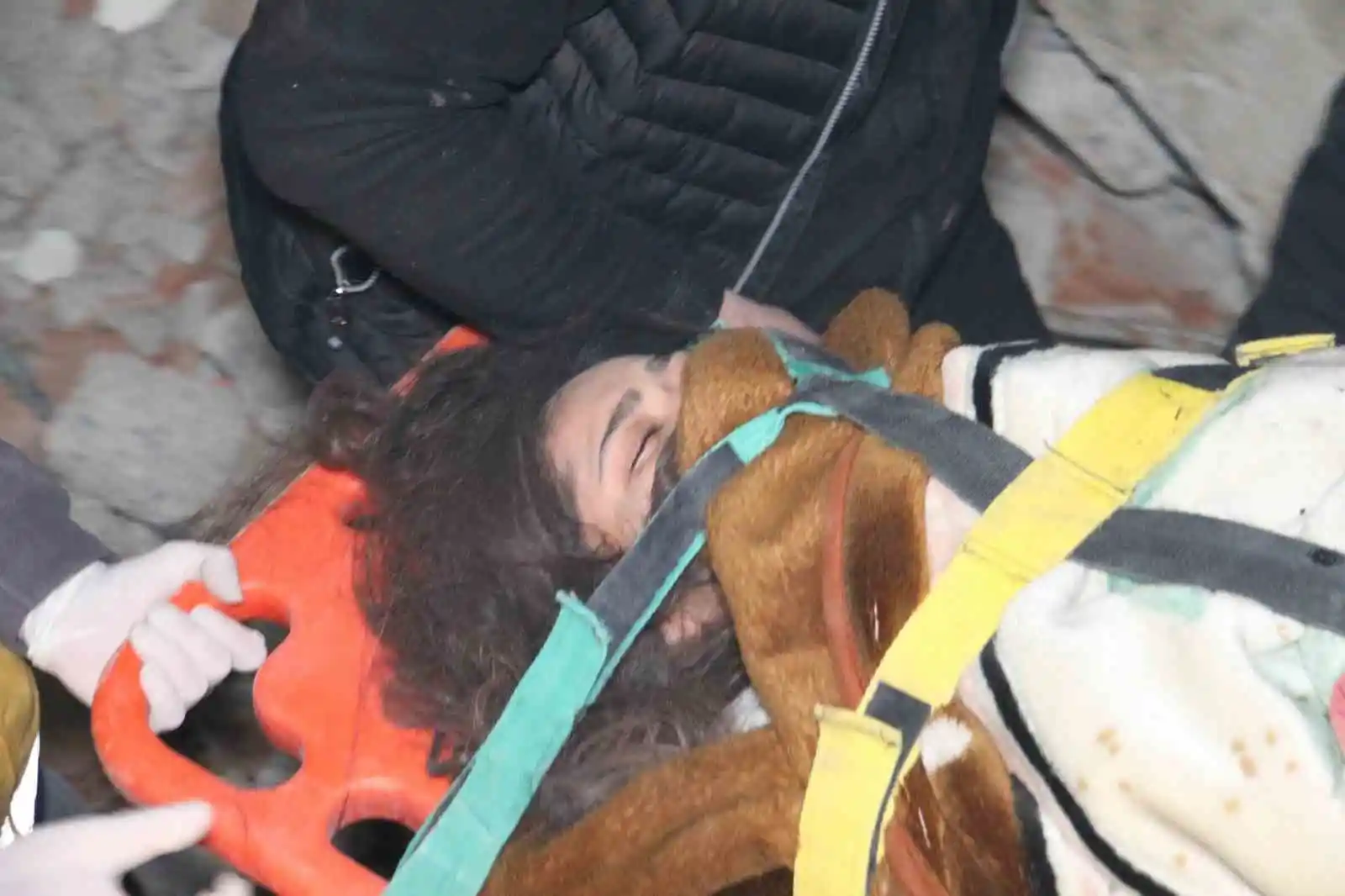 40 saatin sonunda tekbirlerle kurtarılan kardeşler enkazdan kepçeyle indirildi