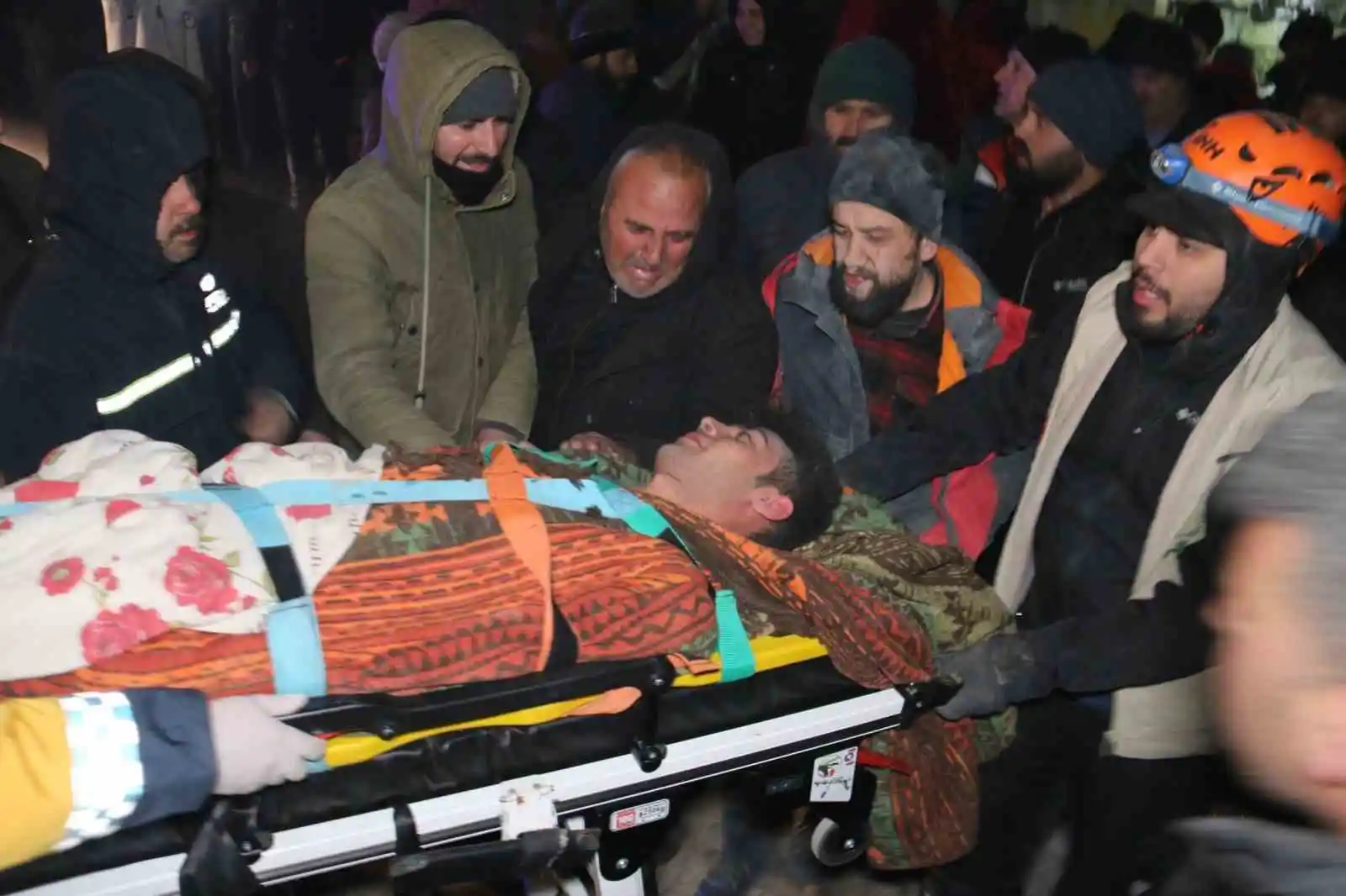40 saatin sonunda tekbirlerle kurtarılan kardeşler enkazdan kepçeyle indirildi