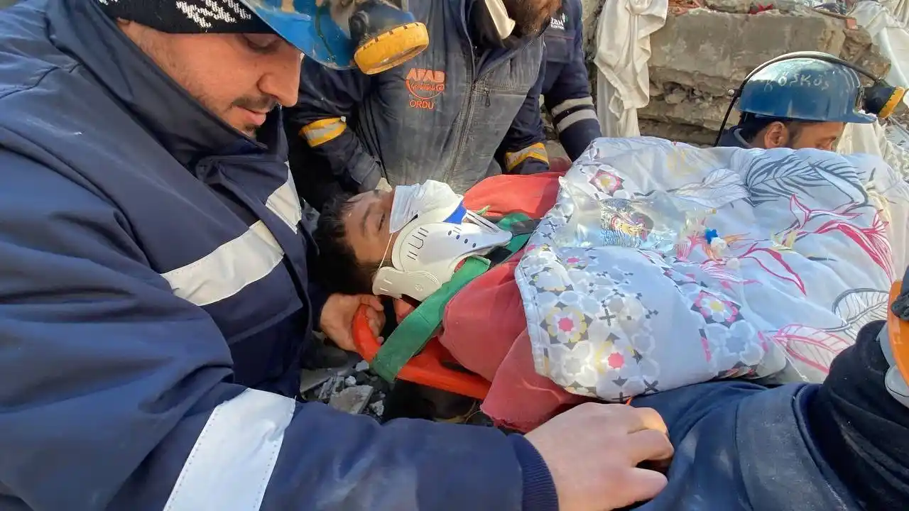 59 saat sonra enkaz altından çıkarıldı