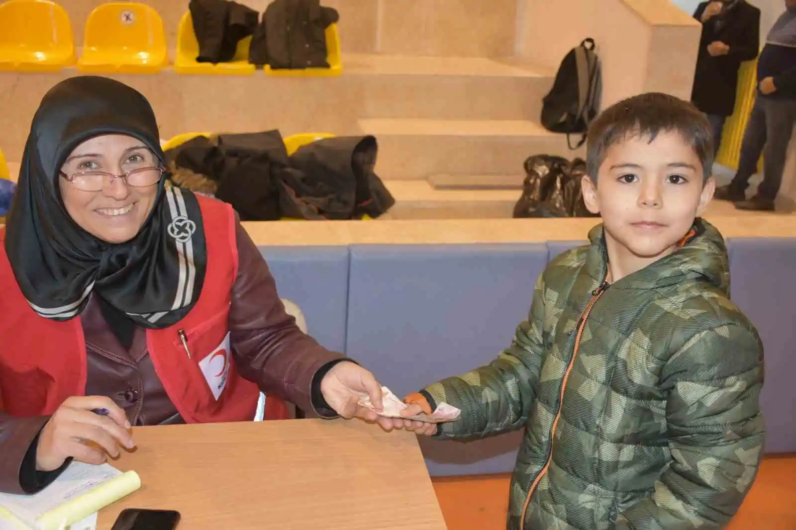 6 yaşındaki Yiğit harçlığını depremzedelere gönderdi