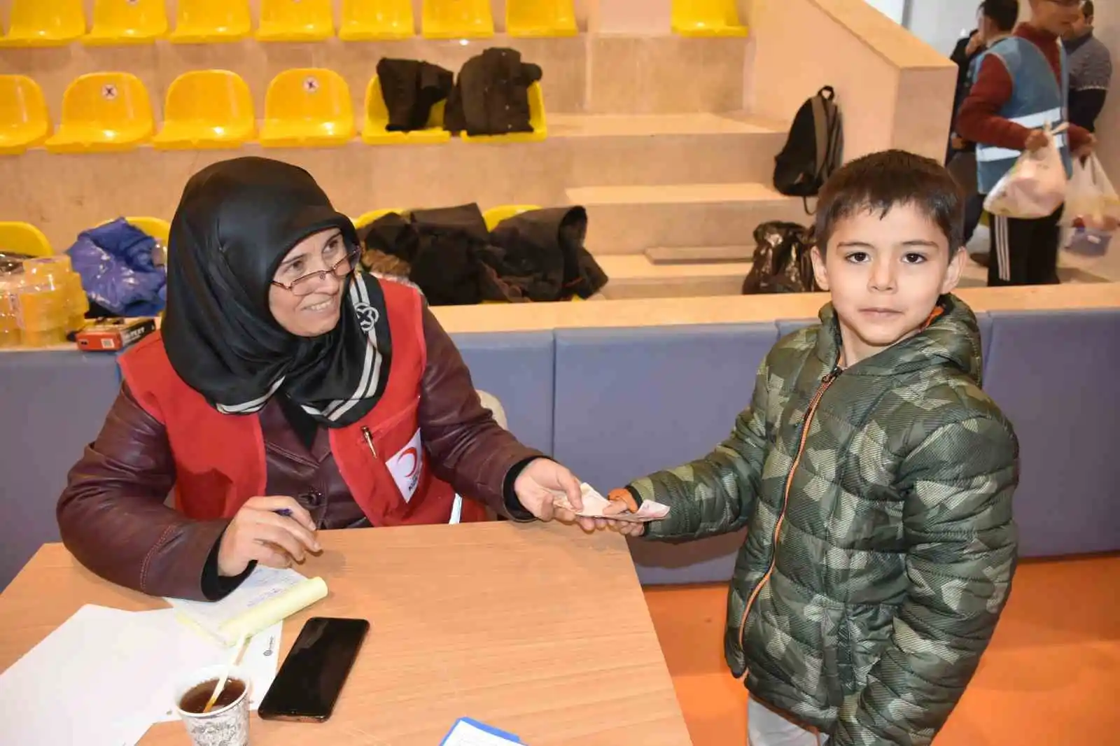 6 yaşındaki Yiğit harçlığını depremzedelere gönderdi