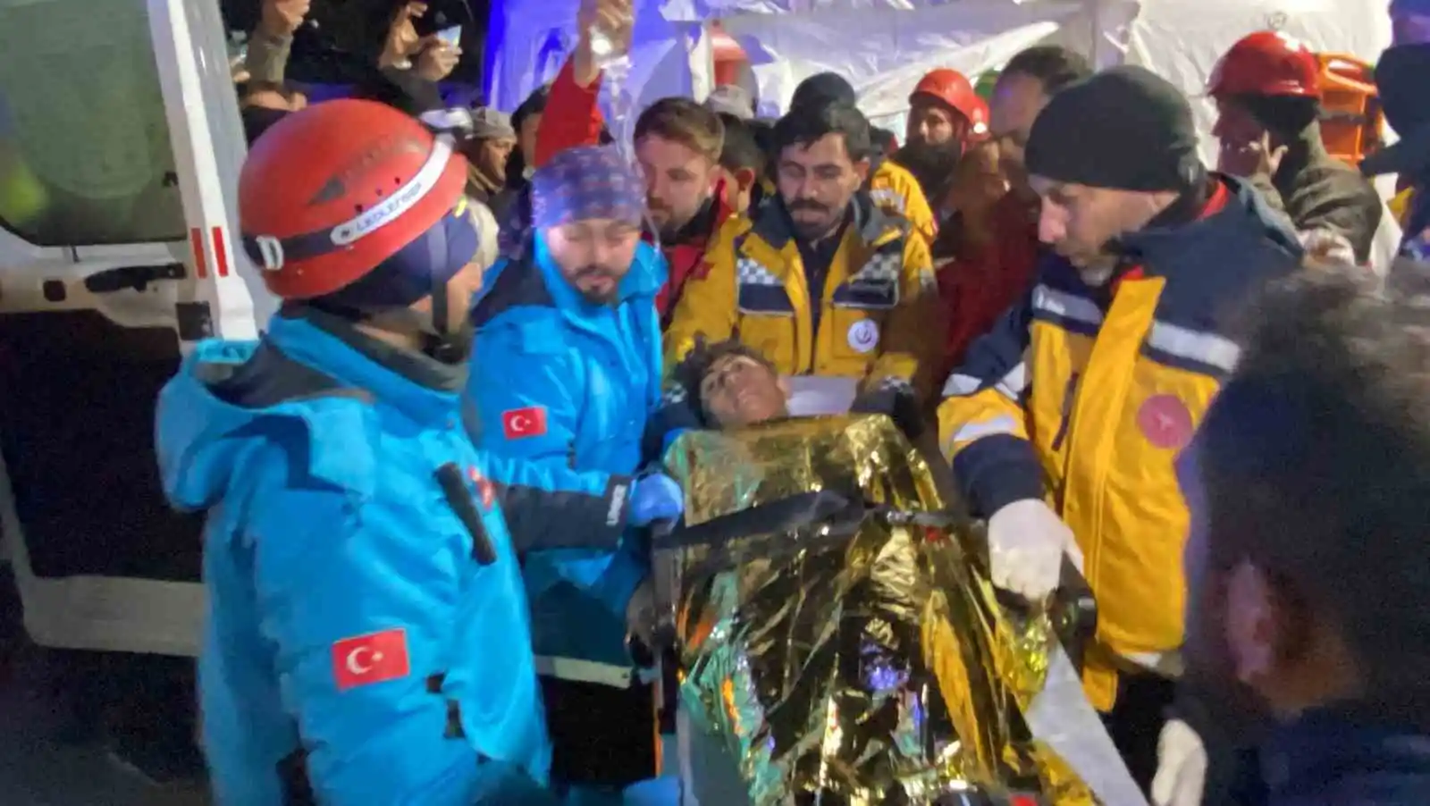 66 saat göçükte kalan gencin ilk isteği çikolata oldu