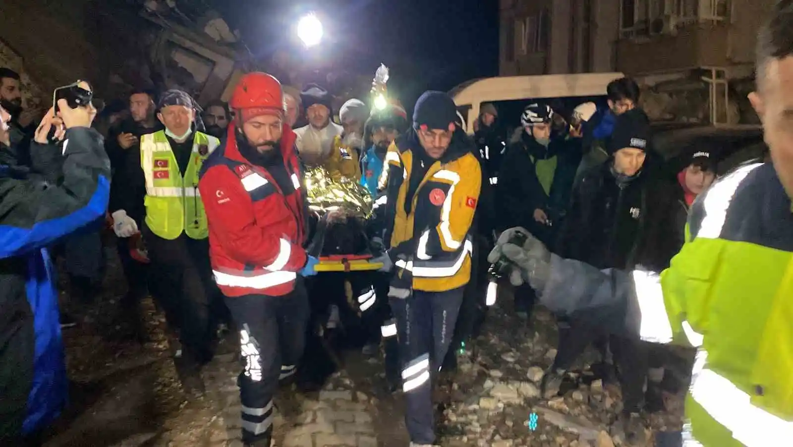 66 saat göçükte kalan gencin ilk isteği çikolata oldu