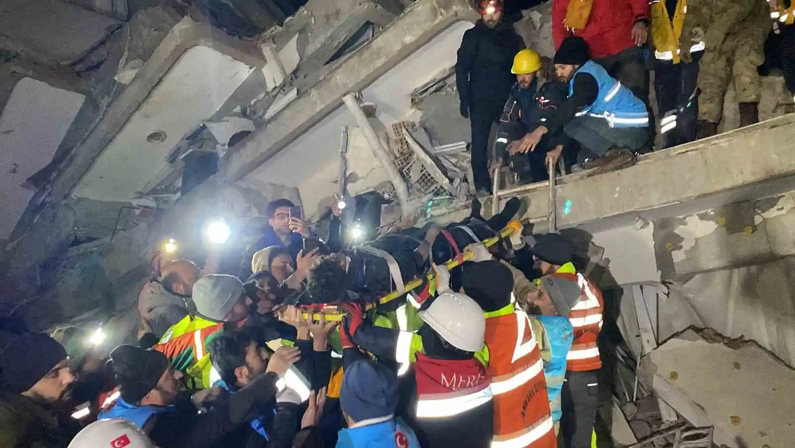 66 saat göçükte kalan gencin ilk isteği çikolata oldu