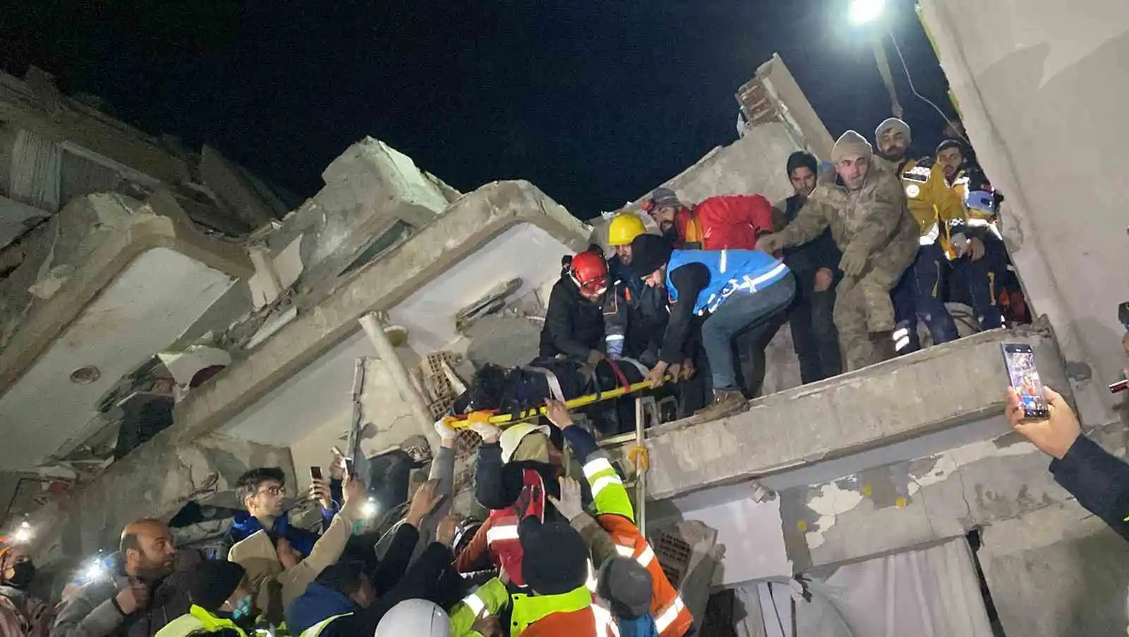 66 saat göçükte kalan gencin ilk isteği çikolata oldu