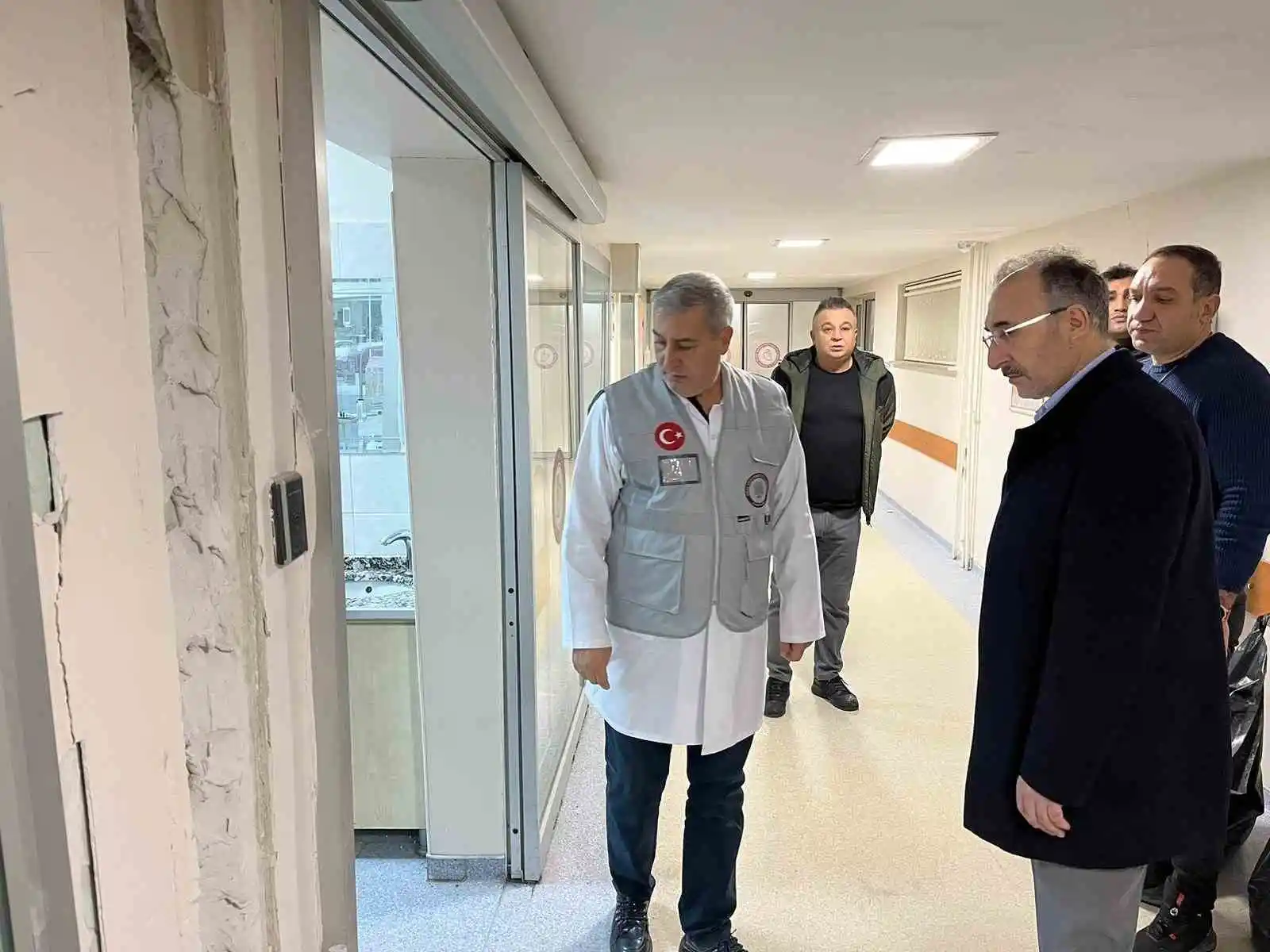 7.4'lük depremde Fırat Üniversitesi Hastanesinde sıva çatlakları oluştu
