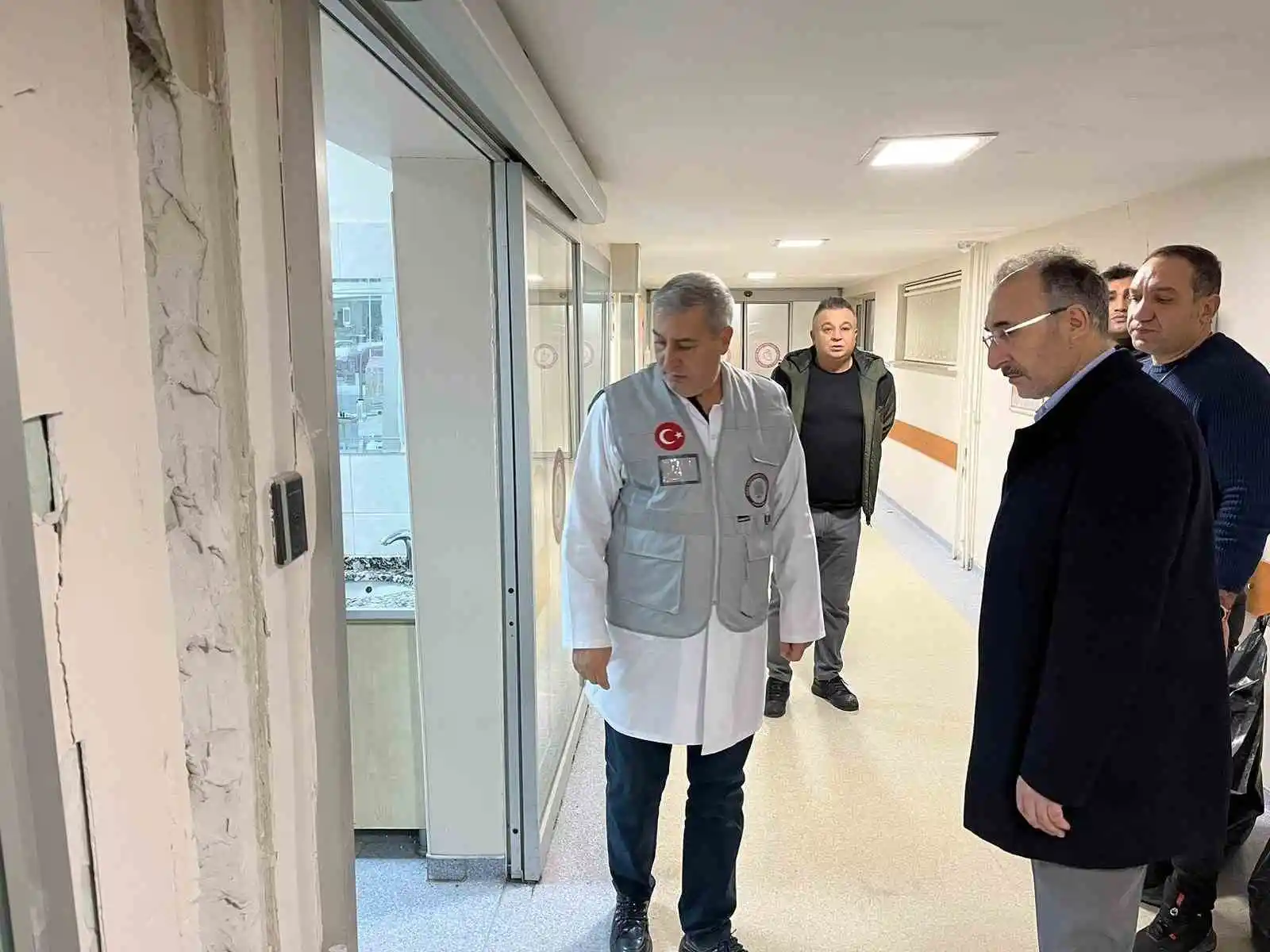 7.4'lük depremde Fırat Üniversitesi Hastanesinde sıva çatlakları oluştu