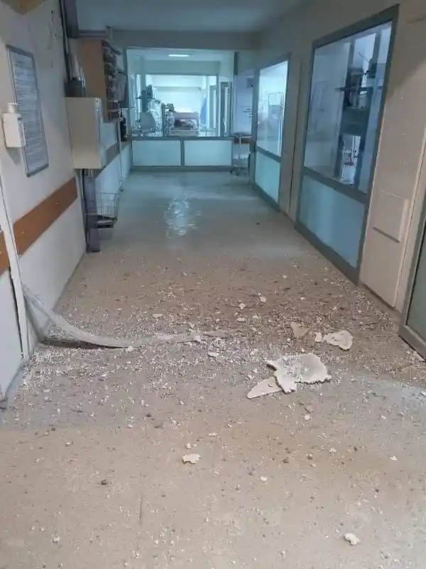 7.4’lük depremde Fırat Üniversitesi Hastanesinde sıva çatlakları oluştu
