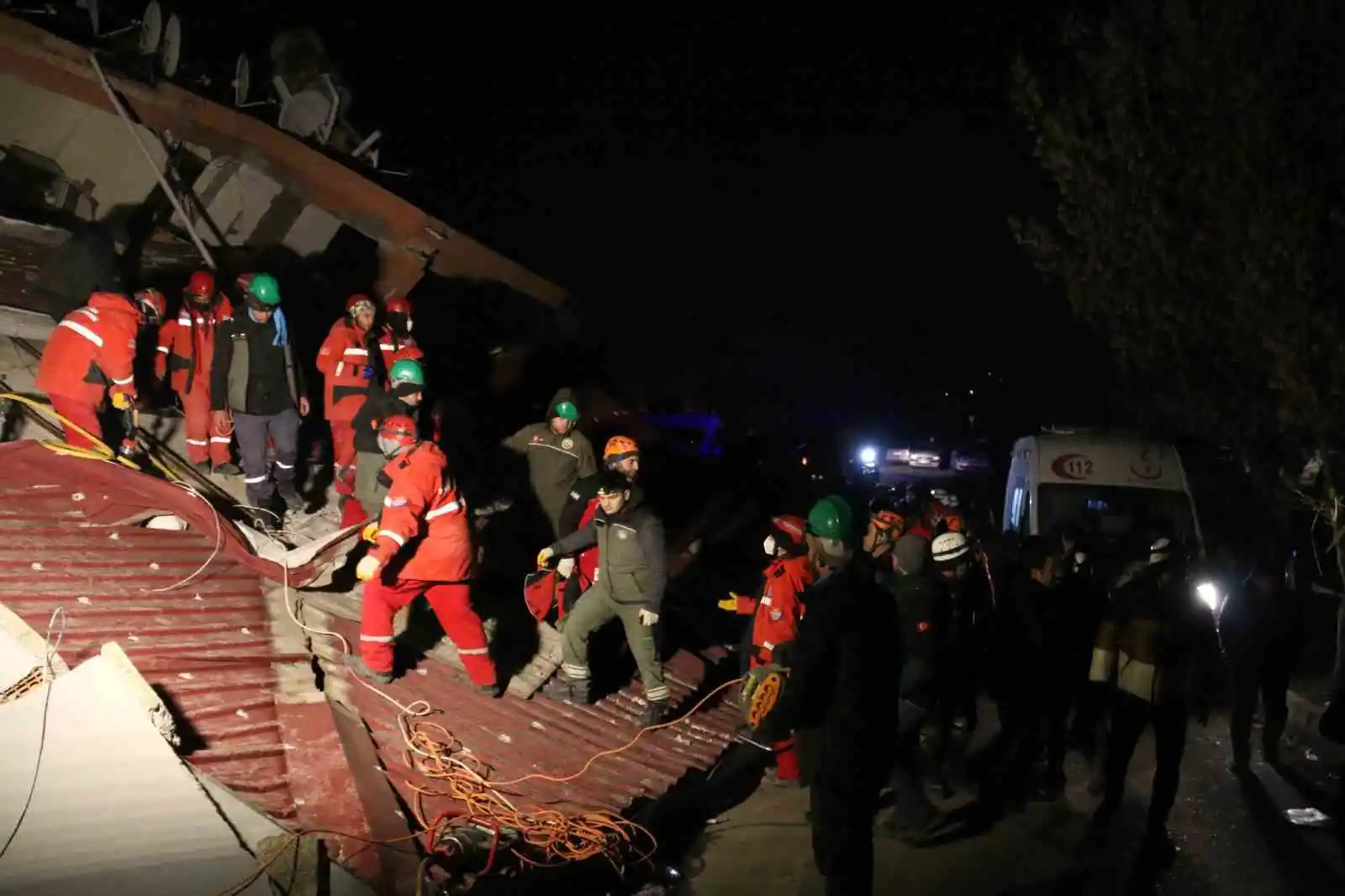 9 aylık hamile kadın 70 saatin ardından sağ kurtarıldı