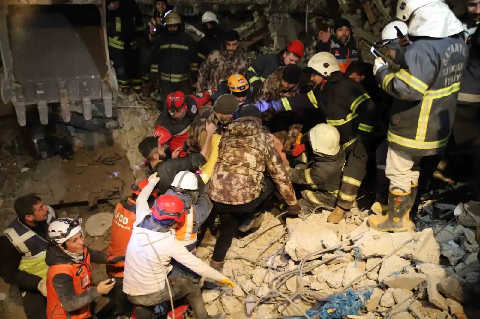 94 saat sonra enkaz altından yürüyerek çıktı, enkaz altında yakınlarını bekleyenlere umut oldu