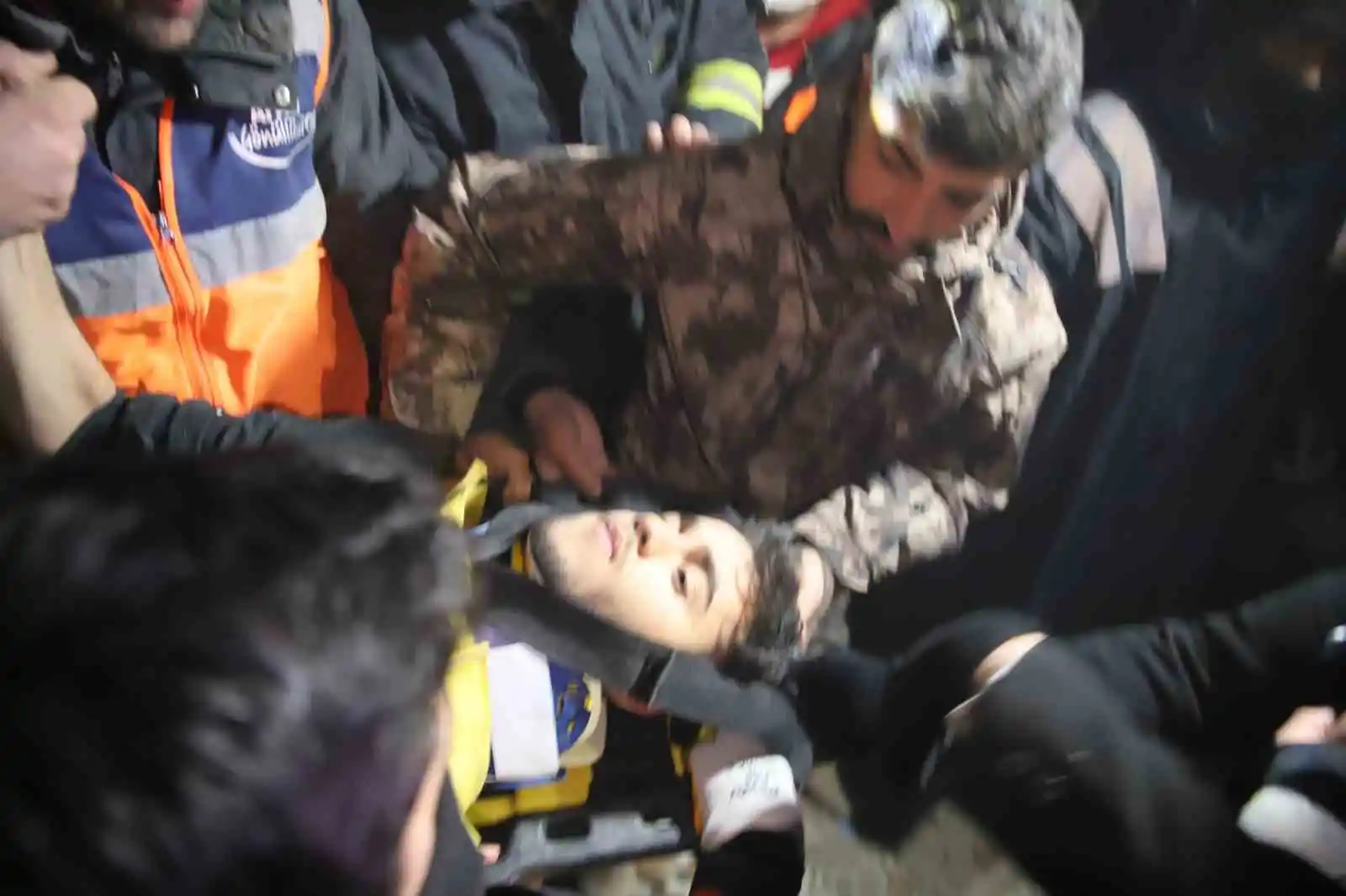 94 saat sonra enkaz altından yürüyerek çıktı, enkaz altında yakınlarını bekleyenlere umut oldu