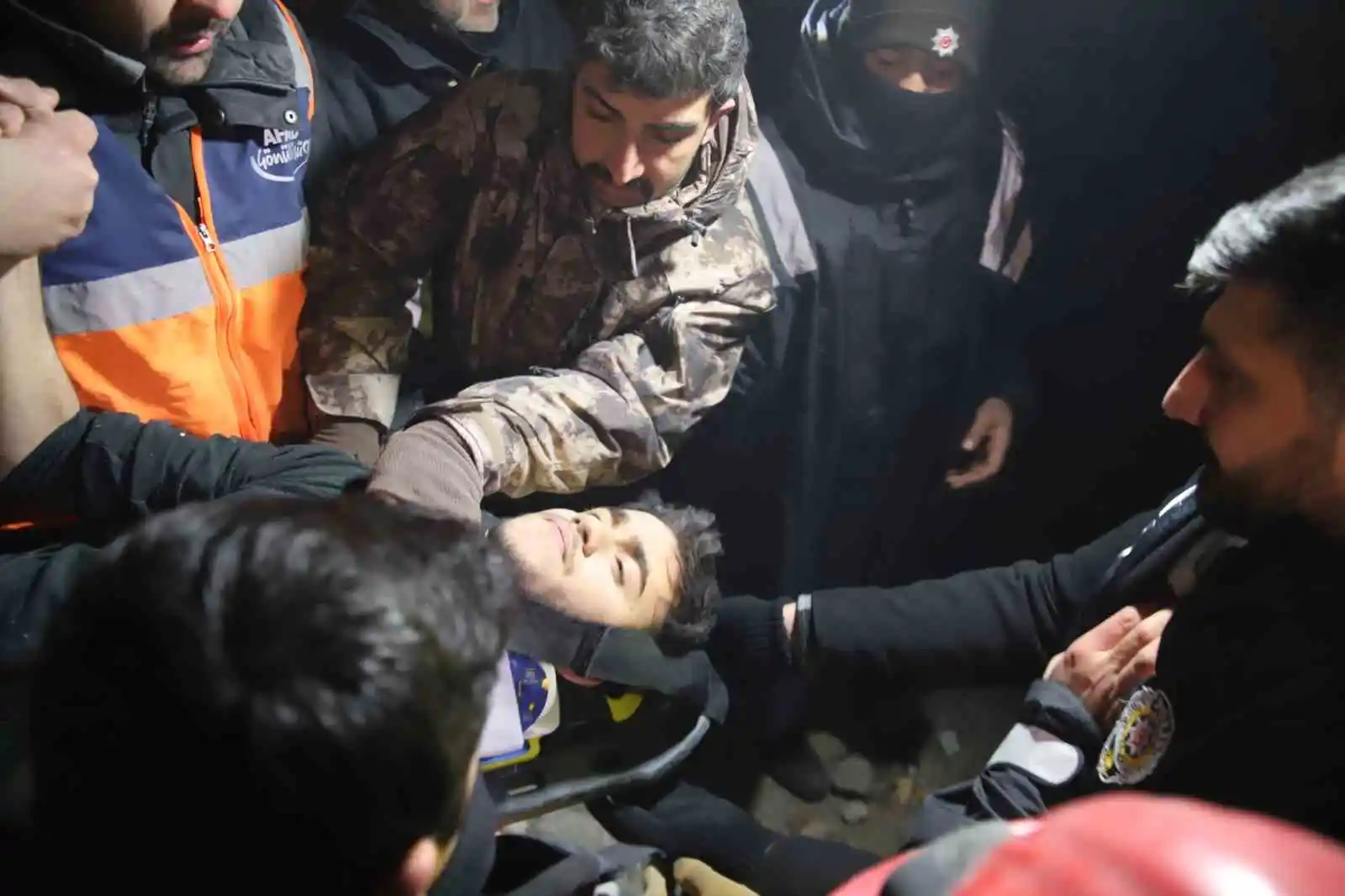 94 saat sonra enkaz altından yürüyerek çıktı, enkaz altında yakınlarını bekleyenlere umut oldu