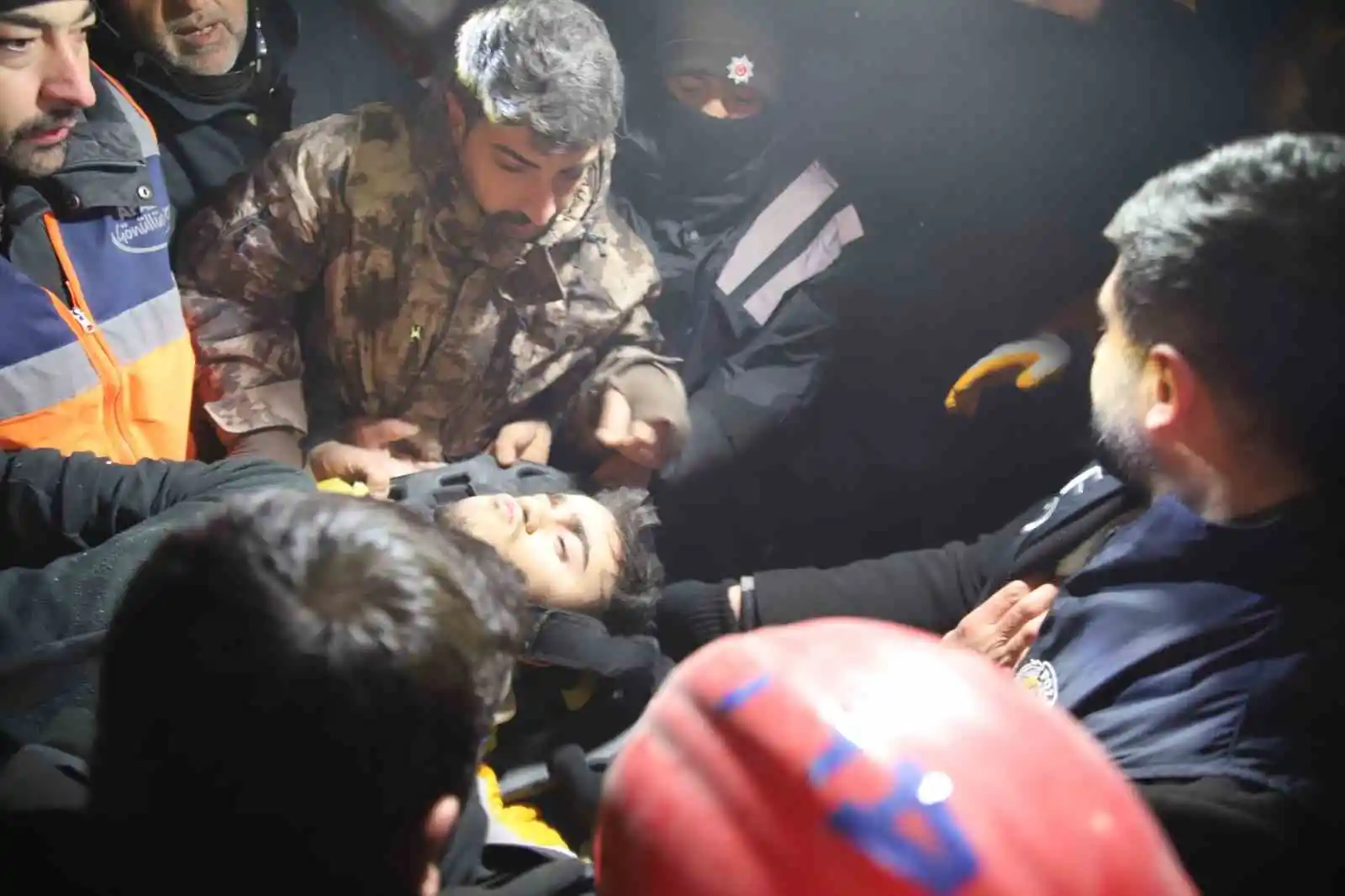 94 saat sonra enkaz altından yürüyerek çıktı, enkaz altında yakınlarını bekleyenlere umut oldu