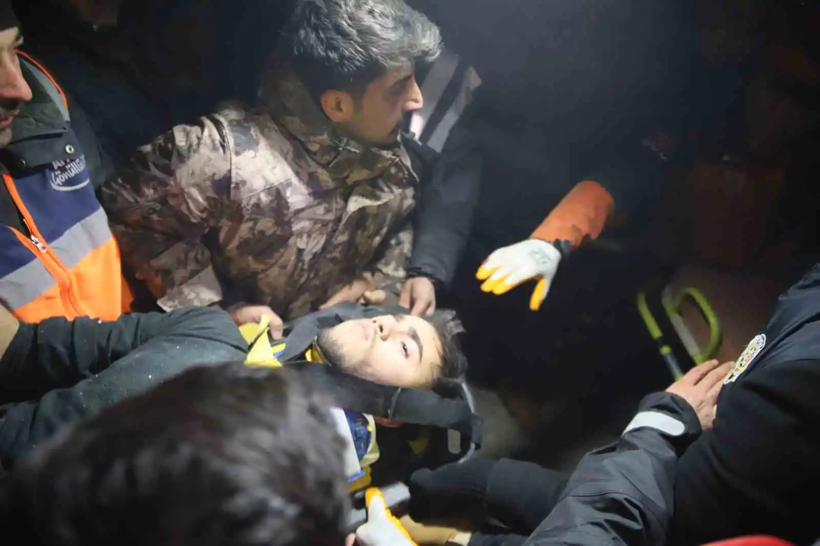 94 saat sonra enkaz altından yürüyerek çıktı, enkaz altında yakınlarını bekleyenlere umut oldu