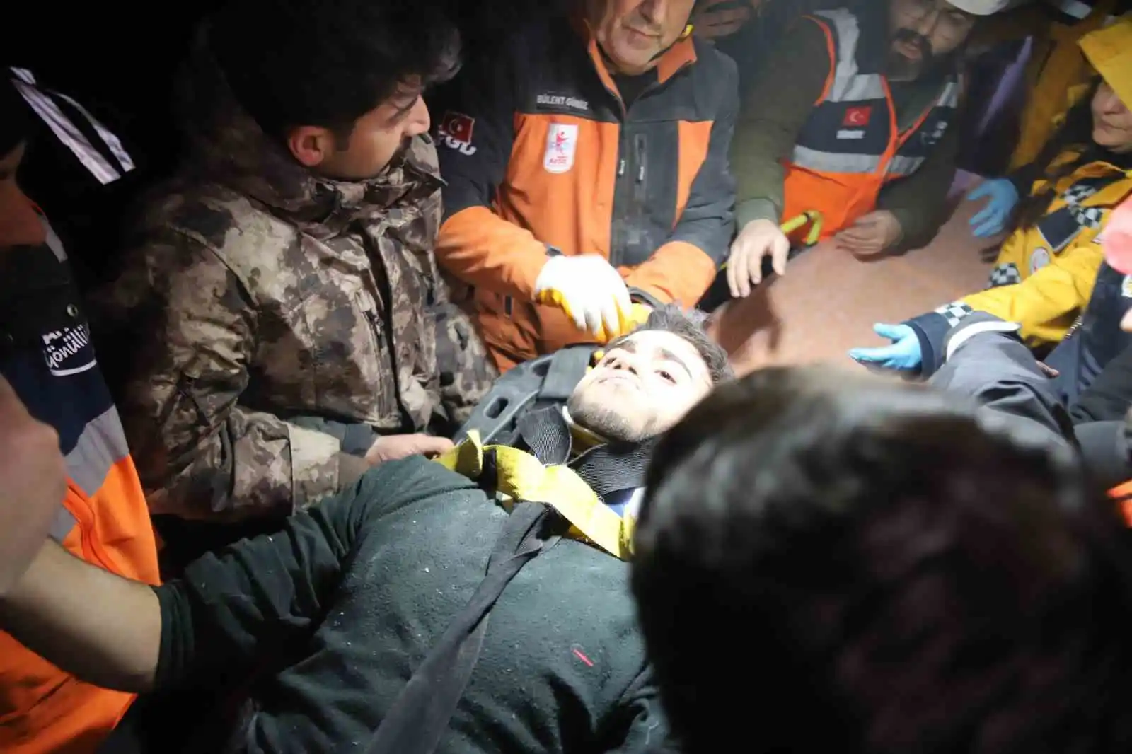 94 saat sonra enkaz altından yürüyerek çıktı, enkaz altında yakınlarını bekleyenlere umut oldu