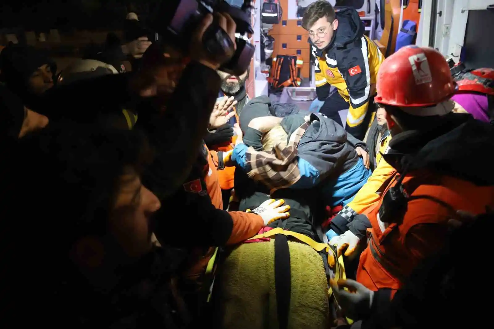 94 saat sonra enkaz altından yürüyerek çıktı, enkaz altında yakınlarını bekleyenlere umut oldu