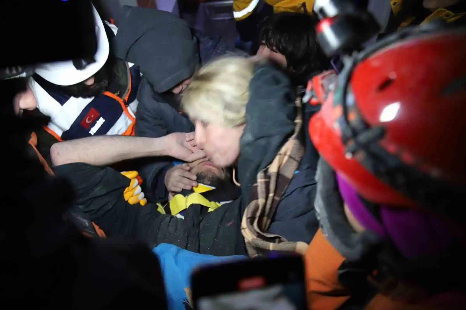 94 saat sonra enkaz altından yürüyerek çıktı, enkaz altında yakınlarını bekleyenlere umut oldu