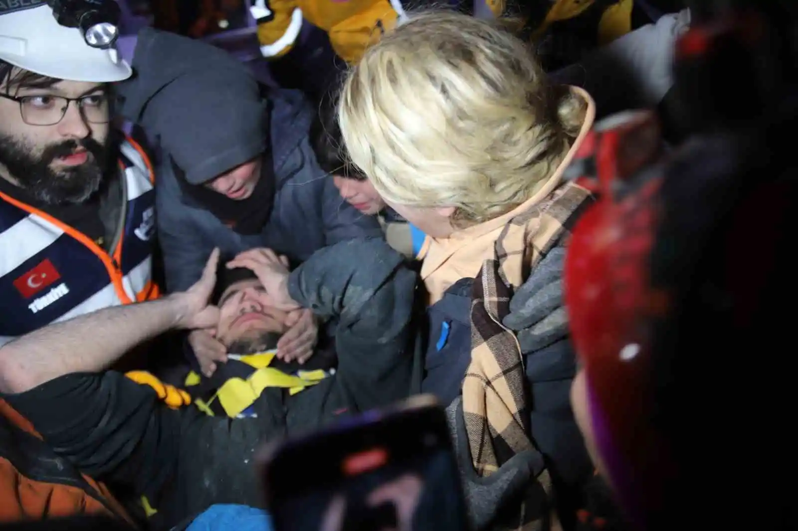 94 saat sonra enkaz altından yürüyerek çıktı, enkaz altında yakınlarını bekleyenlere umut oldu