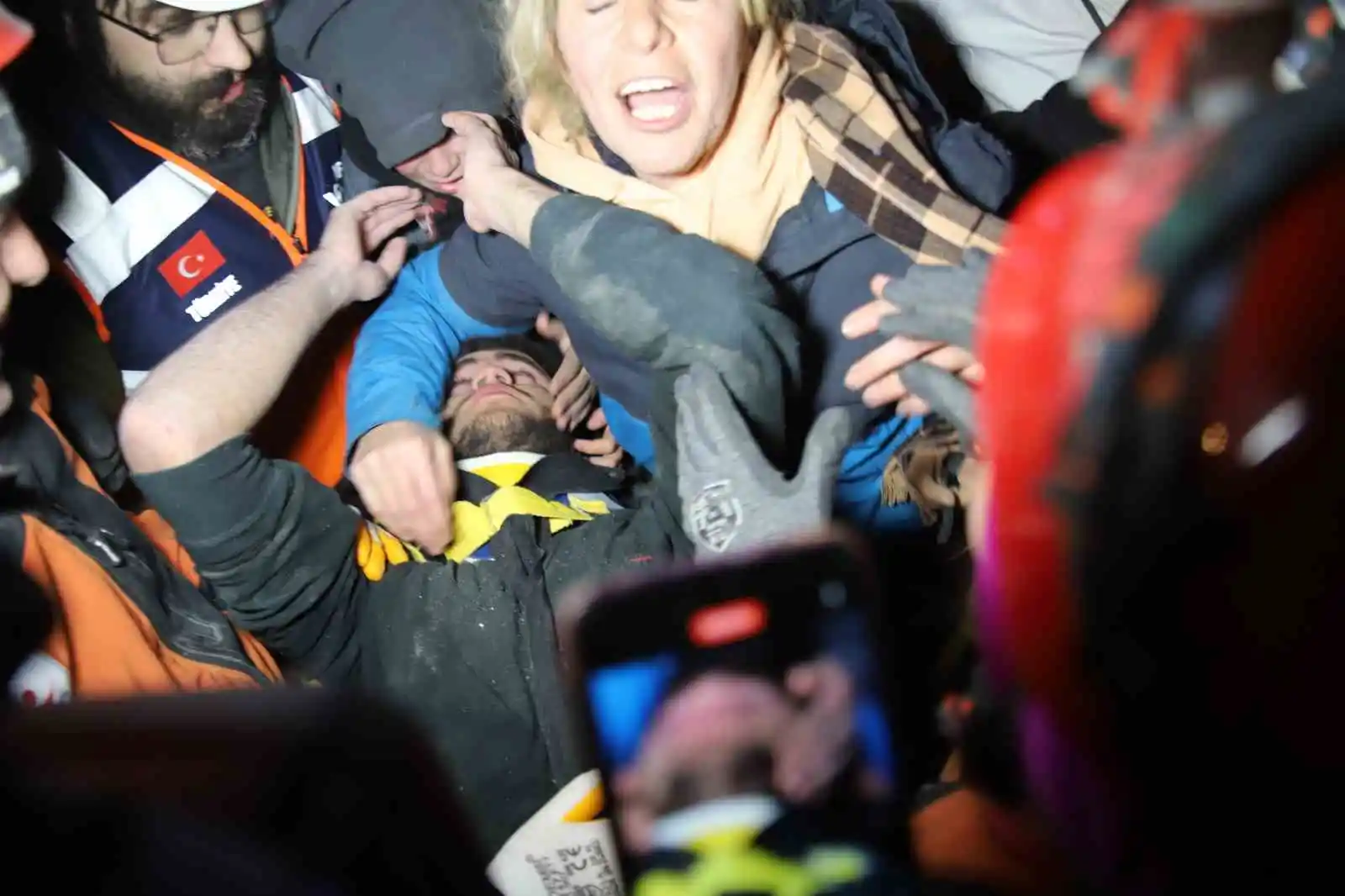 94 saat sonra enkaz altından yürüyerek çıktı, enkaz altında yakınlarını bekleyenlere umut oldu