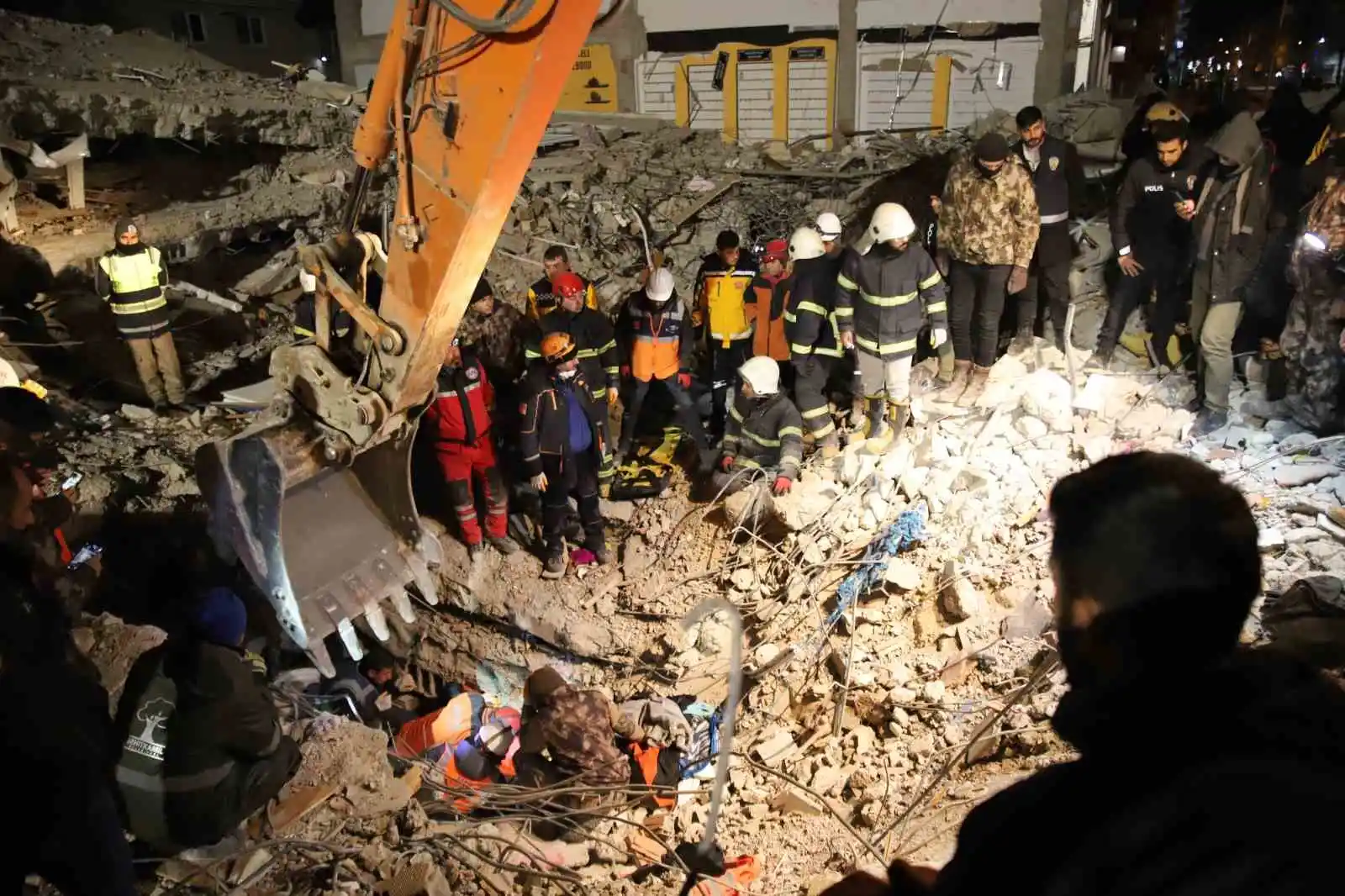 94 saat sonra enkaz altından yürüyerek çıktı, enkaz altında yakınlarını bekleyenlere umut oldu