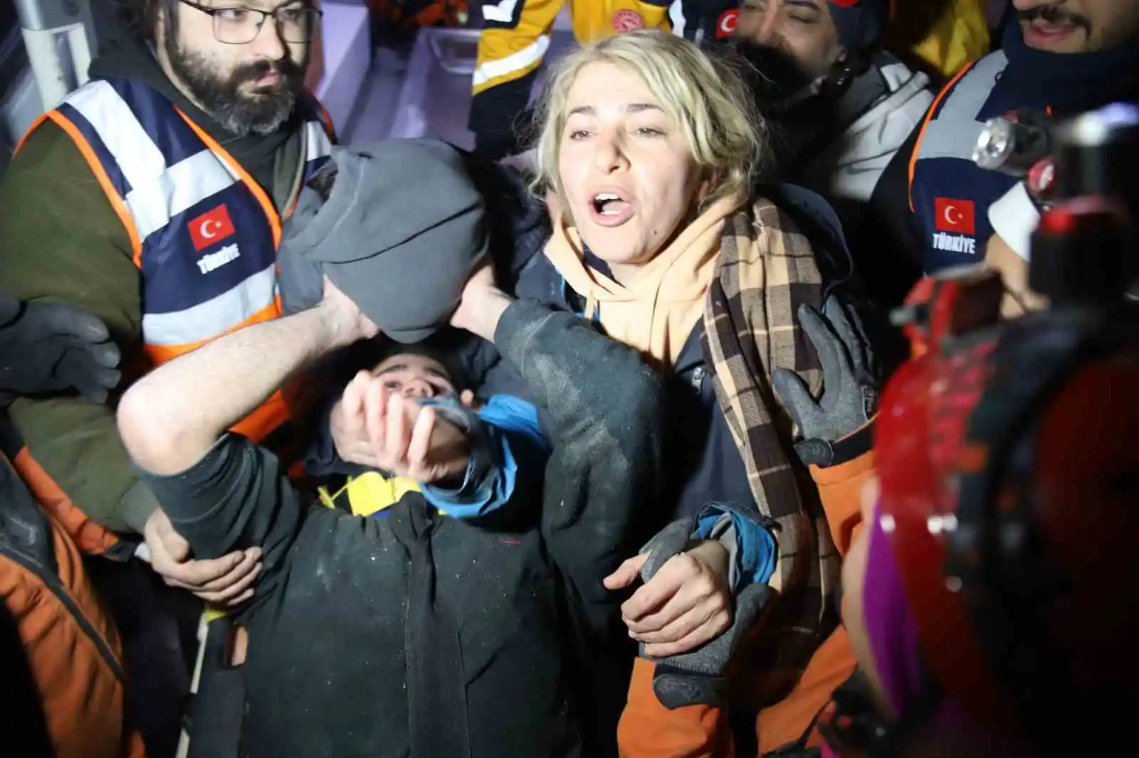 94 saat sonra enkaz altından yürüyerek çıktı, enkaz altında yakınlarını bekleyenlere umut oldu