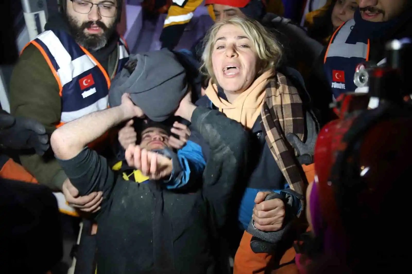 94 saat sonra enkaz altından yürüyerek çıktı, enkaz altında yakınlarını bekleyenlere umut oldu