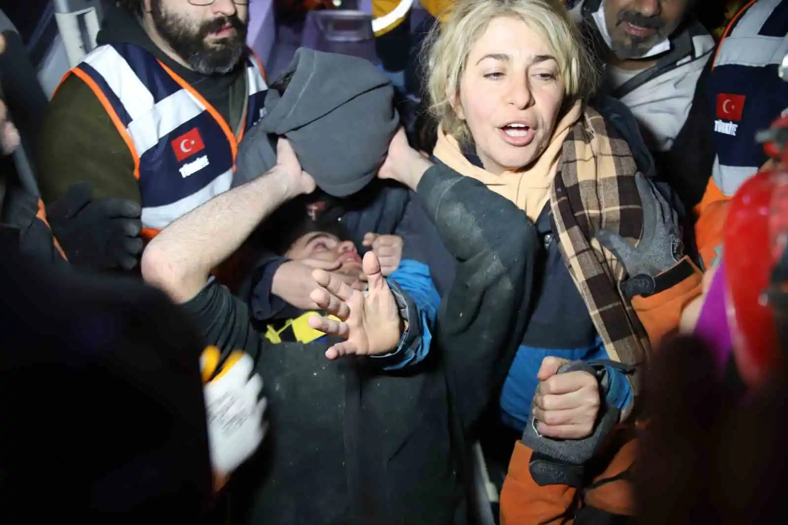 94 saat sonra enkaz altından yürüyerek çıktı, enkaz altında yakınlarını bekleyenlere umut oldu