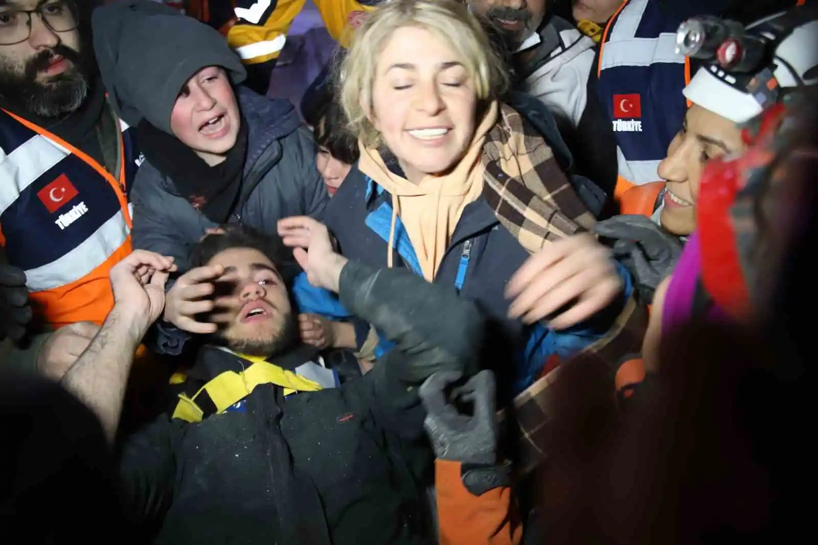 94 saat sonra enkaz altından yürüyerek çıktı, enkaz altında yakınlarını bekleyenlere umut oldu